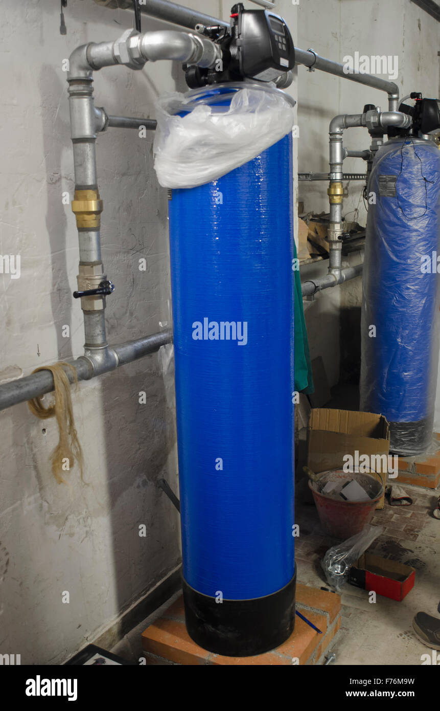 Vista di addolcitori di acqua in impianti industriali Foto Stock
