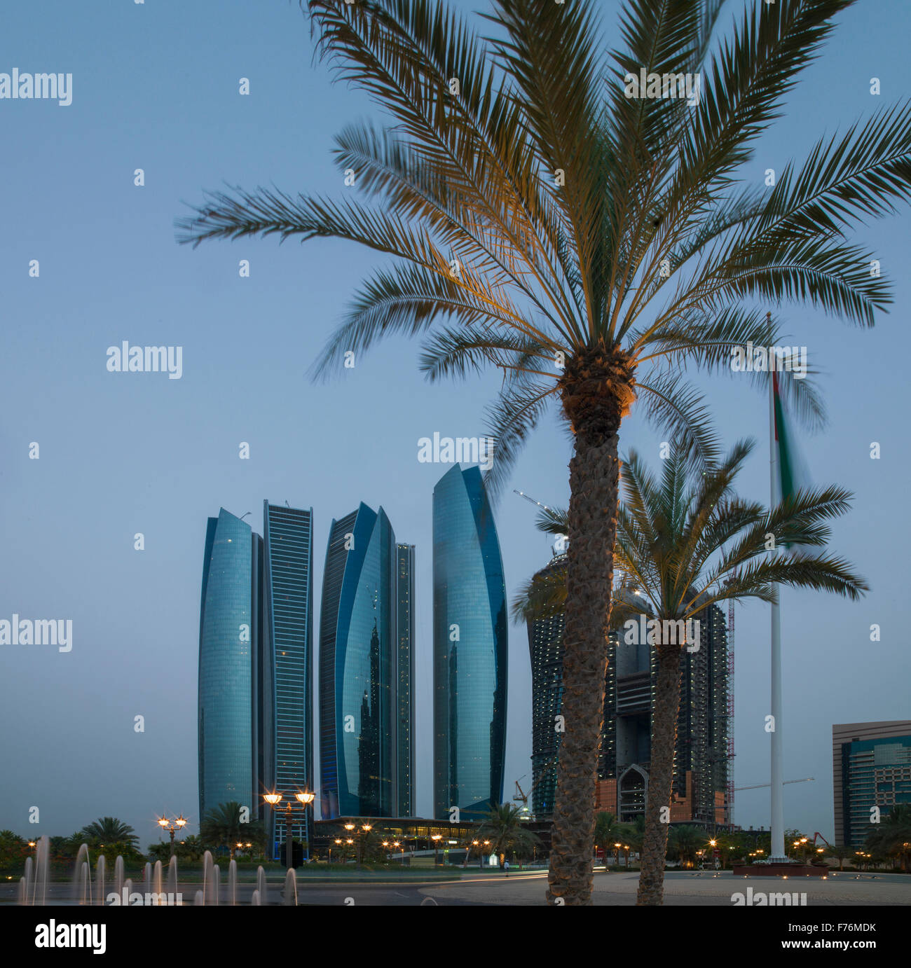 Palme vicino a Abu Dhabi skyline della città, Abu Dhabi Emirato, Emirati Arabi Uniti Foto Stock
