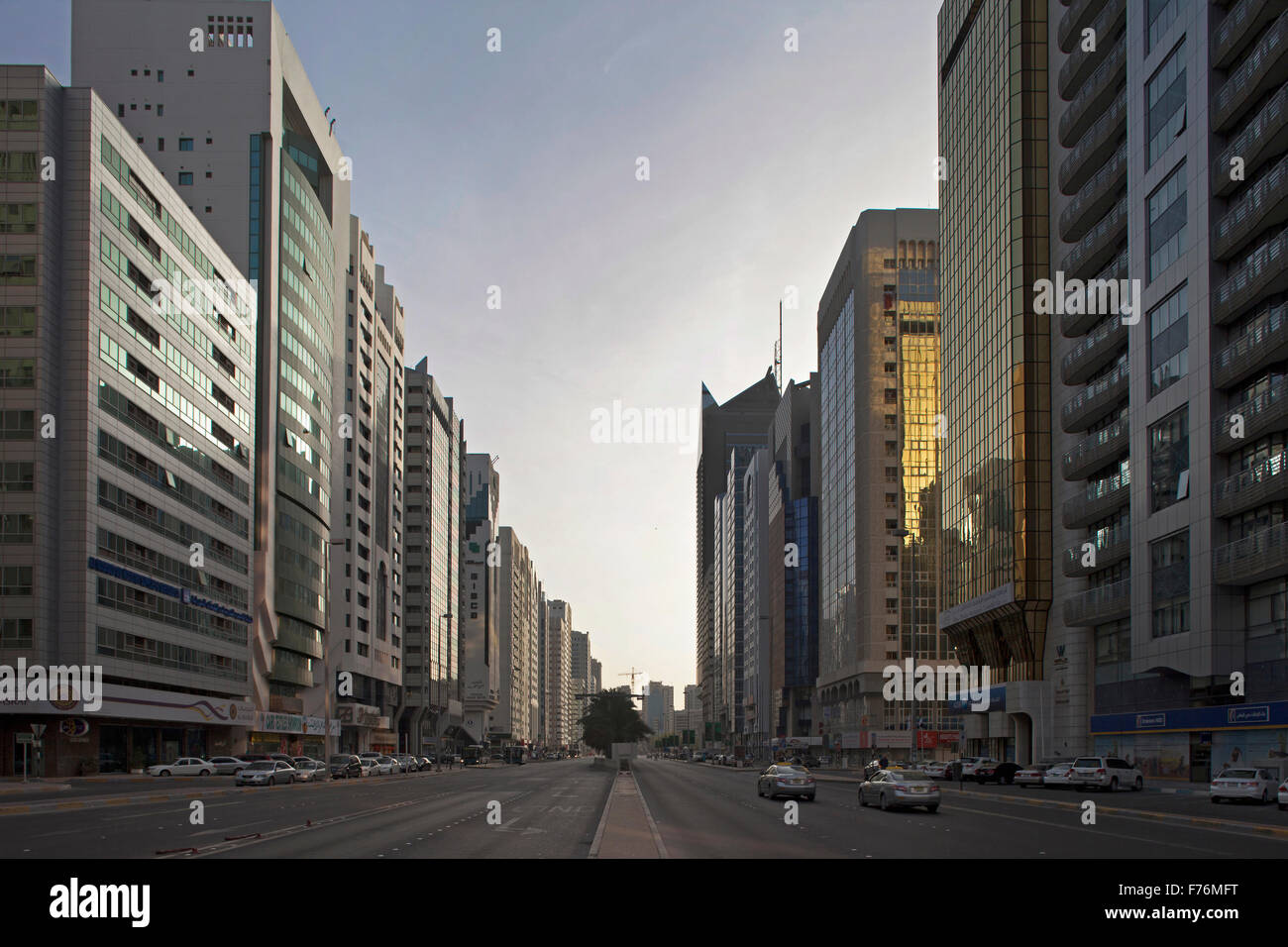 Edifici alti e street, Abu Dhabi Emirato, Emirati Arabi Uniti Foto Stock
