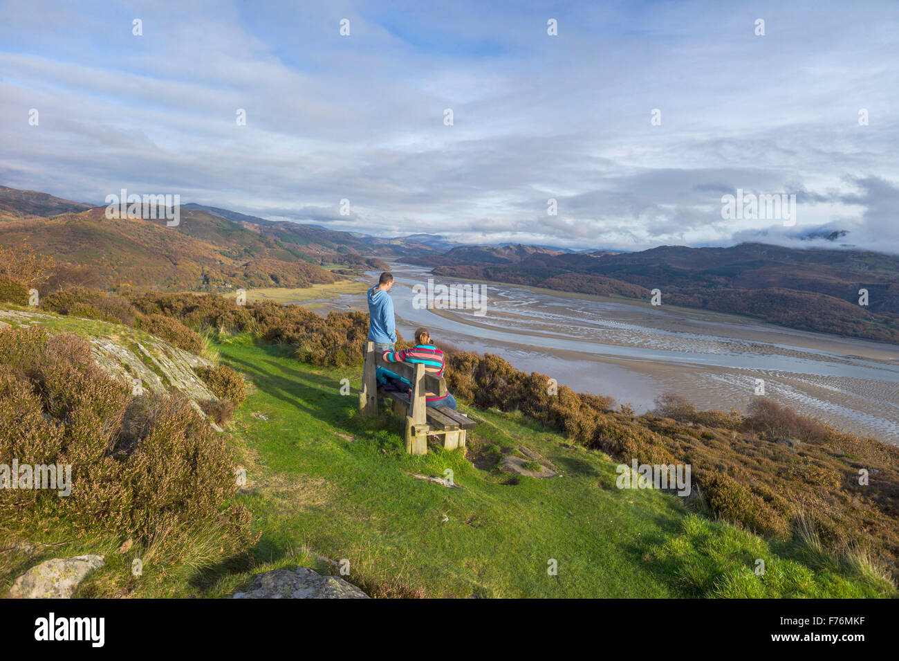 Adulto maschio e femmina cercando fino al fiume Mawddach verso Dolgellau dal panorama a piedi vicino a Caernarfon. Foto Stock