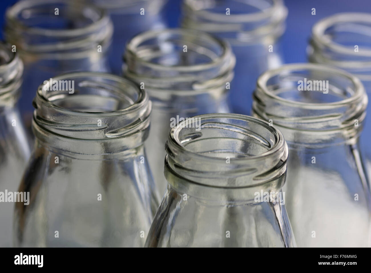 Tradizionali bottiglie di latte in righe Foto Stock