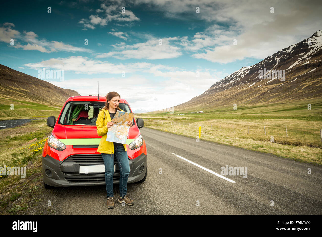 Turista femminile in Islanda a vedere la mappa Foto Stock