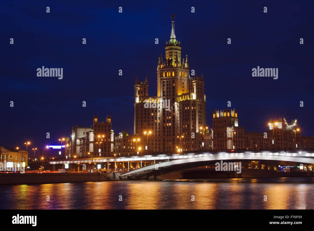 Vista sul fiume di Mosca nel crepuscolo Foto Stock