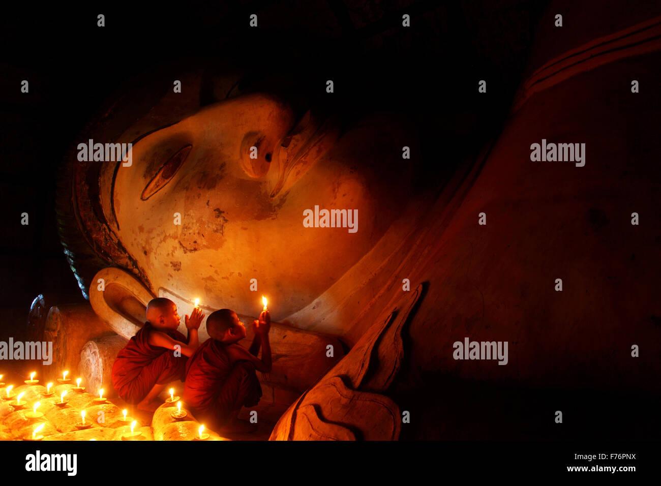 I monaci birmani pregando in una pagoda buddista di Bagan,Myanmar Foto Stock