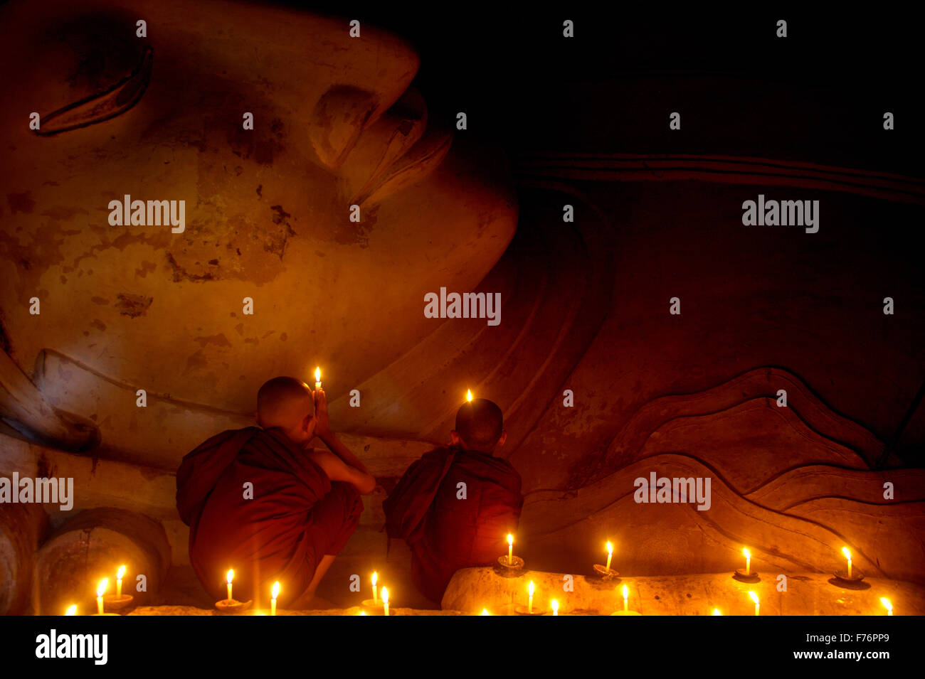 I monaci birmani pregando in una pagoda buddista di Bagan,Myanmar Foto Stock
