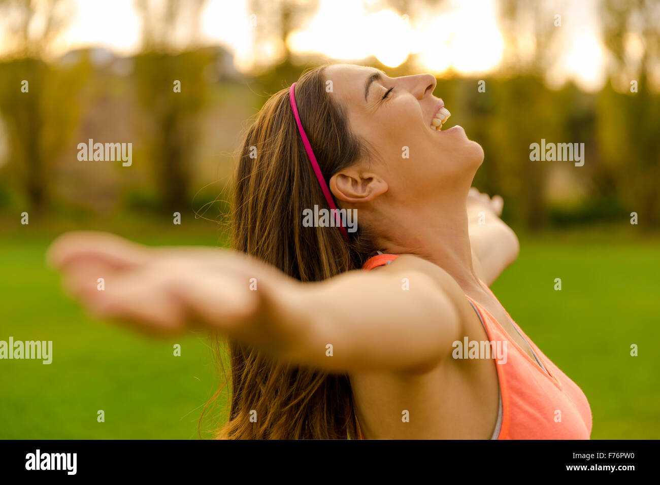 Bella donna di natura apre le sue braccia e sorridente Foto Stock