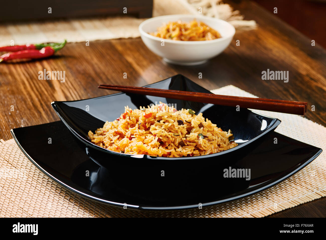 Riso Basmati con verdure sul quadrato nero piatto Foto Stock Riso Basmati con verdure sul quadrato nero piatto Foto Stock
