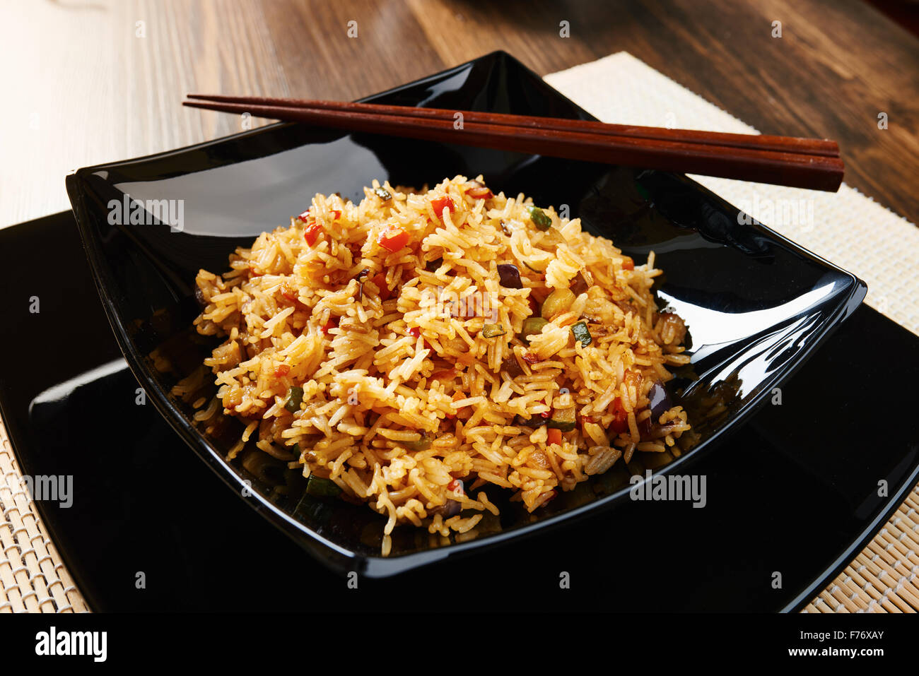 Riso Basmati con verdure sul quadrato nero piatto Foto Stock Riso Basmati con verdure sul quadrato nero piatto Foto Stock