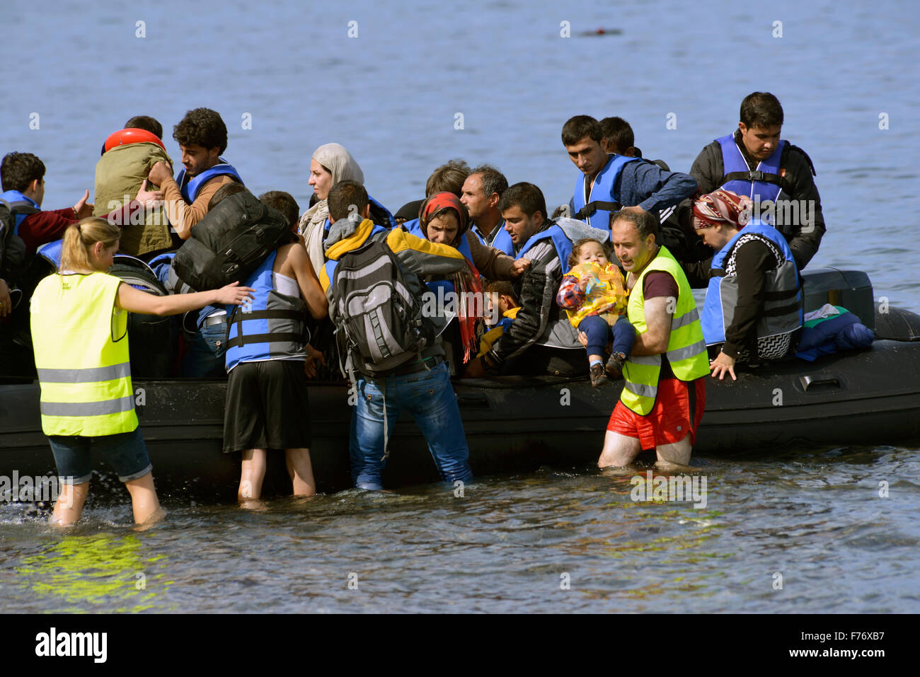 I rifugiati che arrivano in Grecia in squallidi barca dalla Turchia Foto Stock