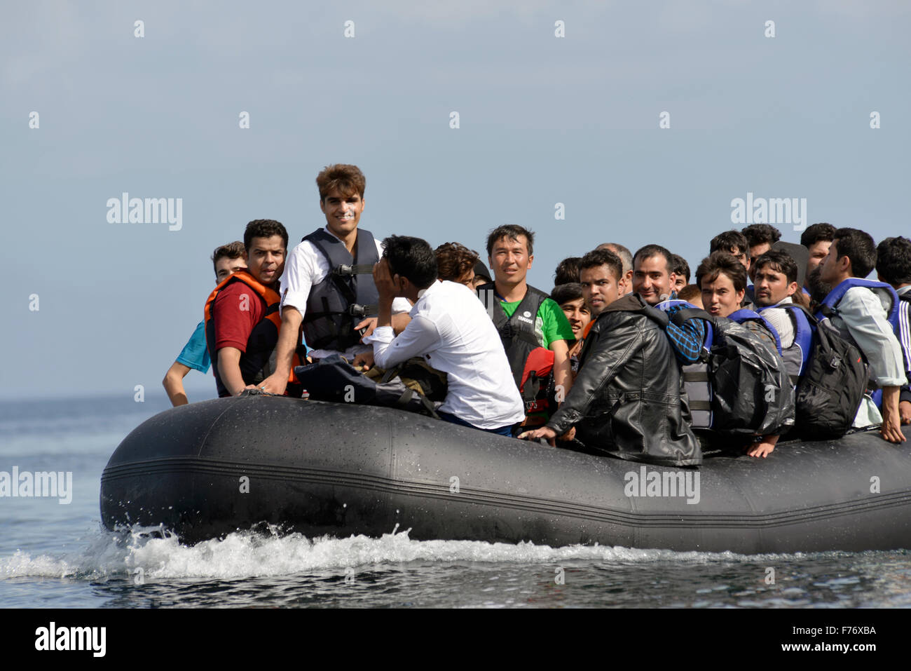 I rifugiati che arrivano in Grecia in squallidi barca dalla Turchia Foto Stock