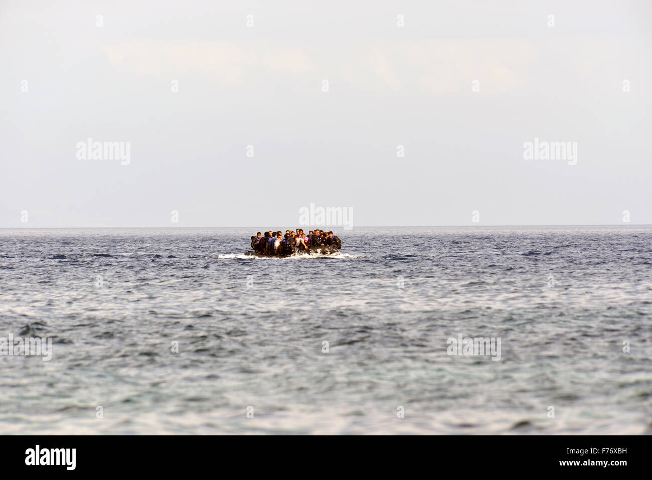 I rifugiati che arrivano in Grecia in squallidi barca dalla Turchia. Foto Stock