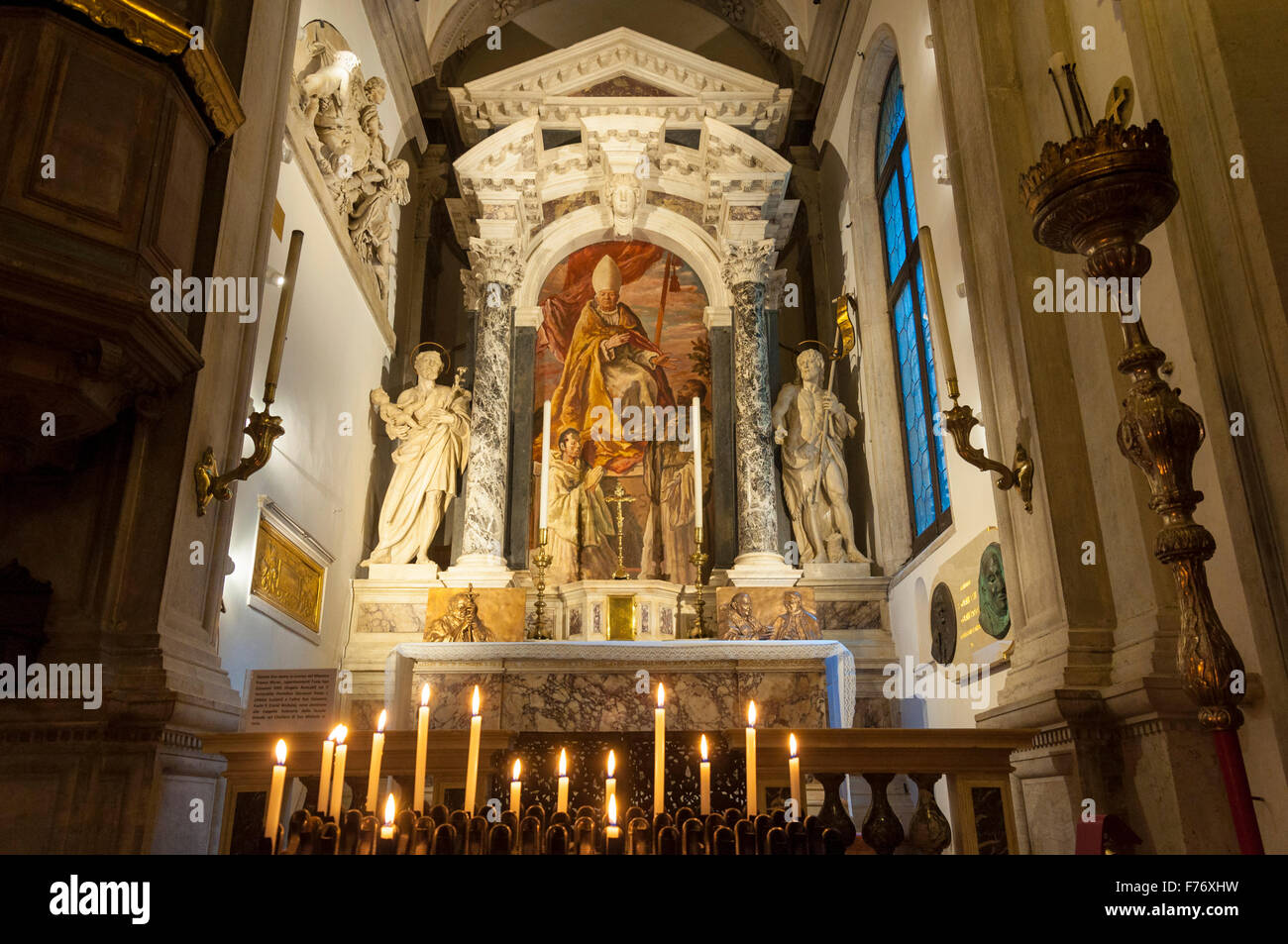 Chiesa di San Rocco chiesa a Venezia, Italia. Immagine papale interno altare Foto Stock