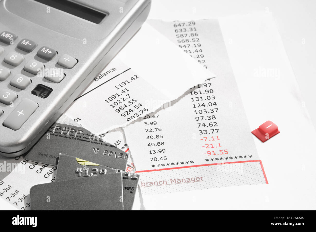 Estratto conto bancario e carta di credito tagliata in piccoli pezzi e un brok Foto Stock