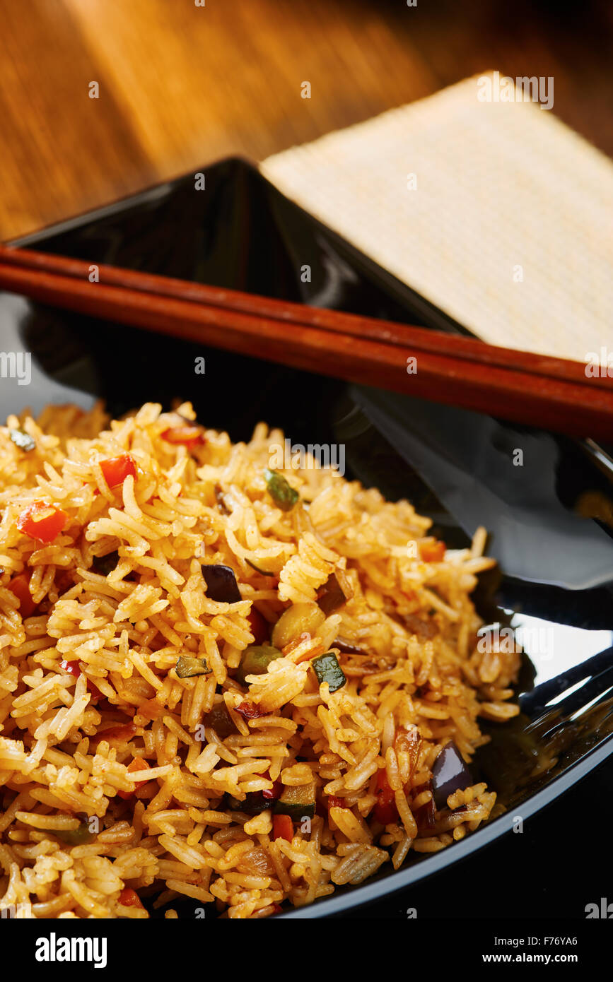 Riso Basmati con verdure sul quadrato nero piatto Foto Stock Riso Basmati con verdure sul quadrato nero piatto Foto Stock