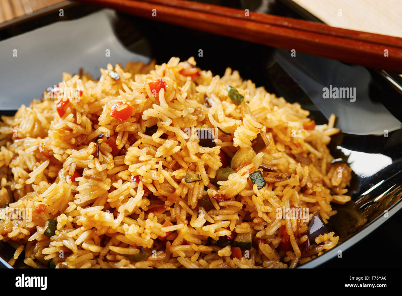 Riso Basmati con verdure sul quadrato nero piatto Foto Stock Riso Basmati con verdure sul quadrato nero piatto Foto Stock