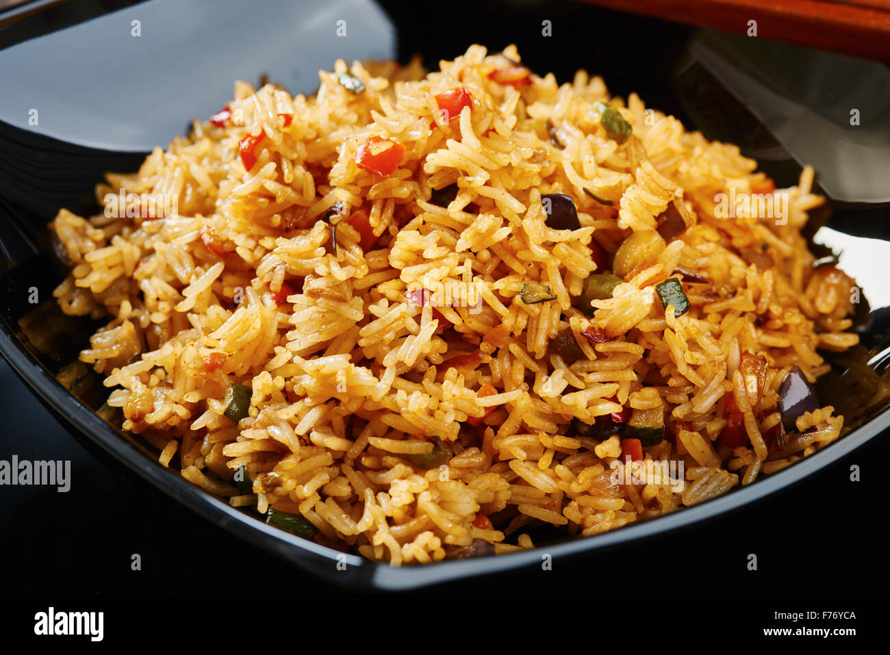 Riso Basmati con verdure sul quadrato nero piatto Foto Stock Riso Basmati con verdure sul quadrato nero piatto Foto Stock