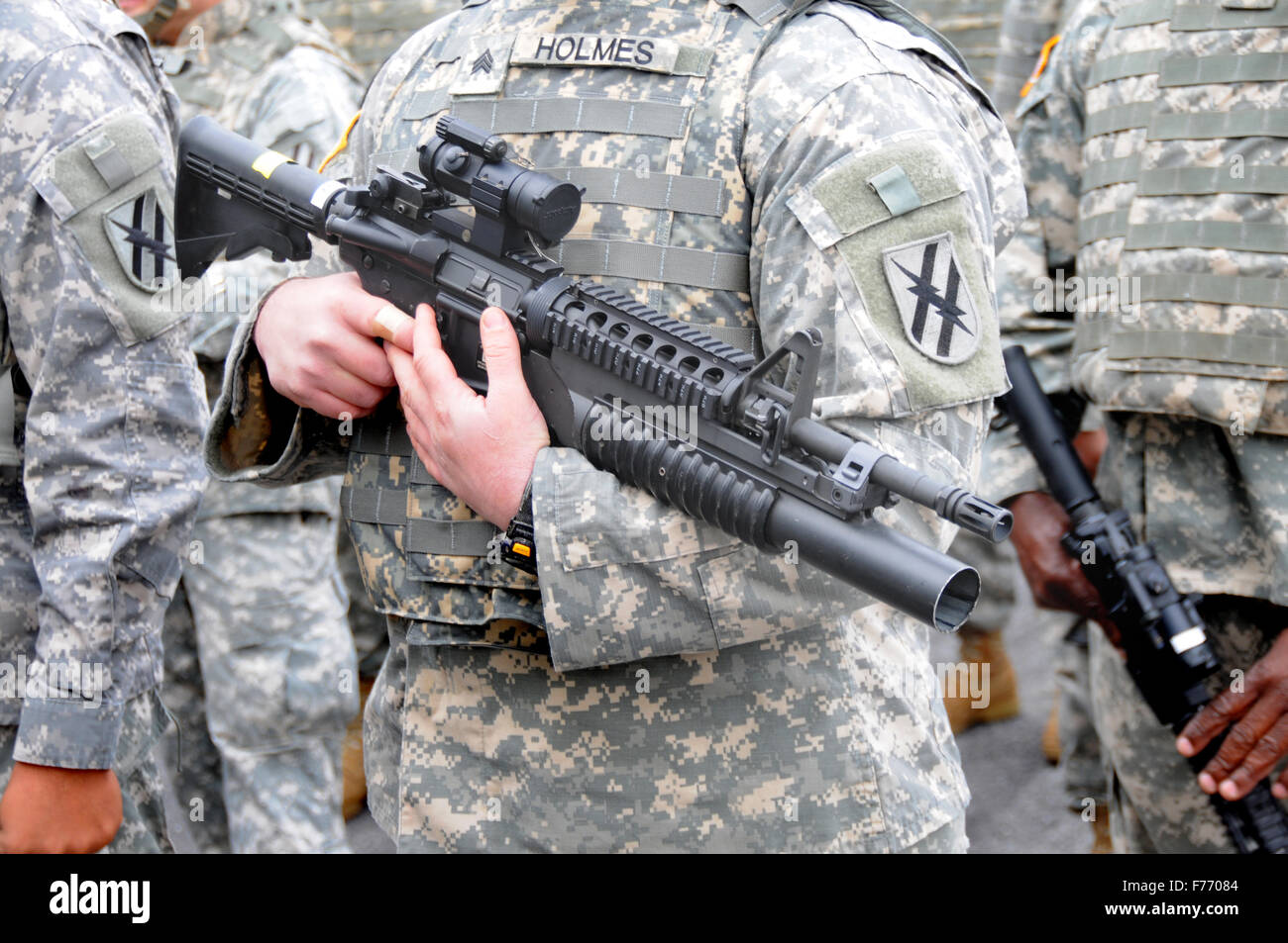 US Army soldato con fucile automatico con possibilità di casa in casa a combattere e uccidere in Afghanistan, Iraq, Iran ed è un padre con una figlia Foto Stock