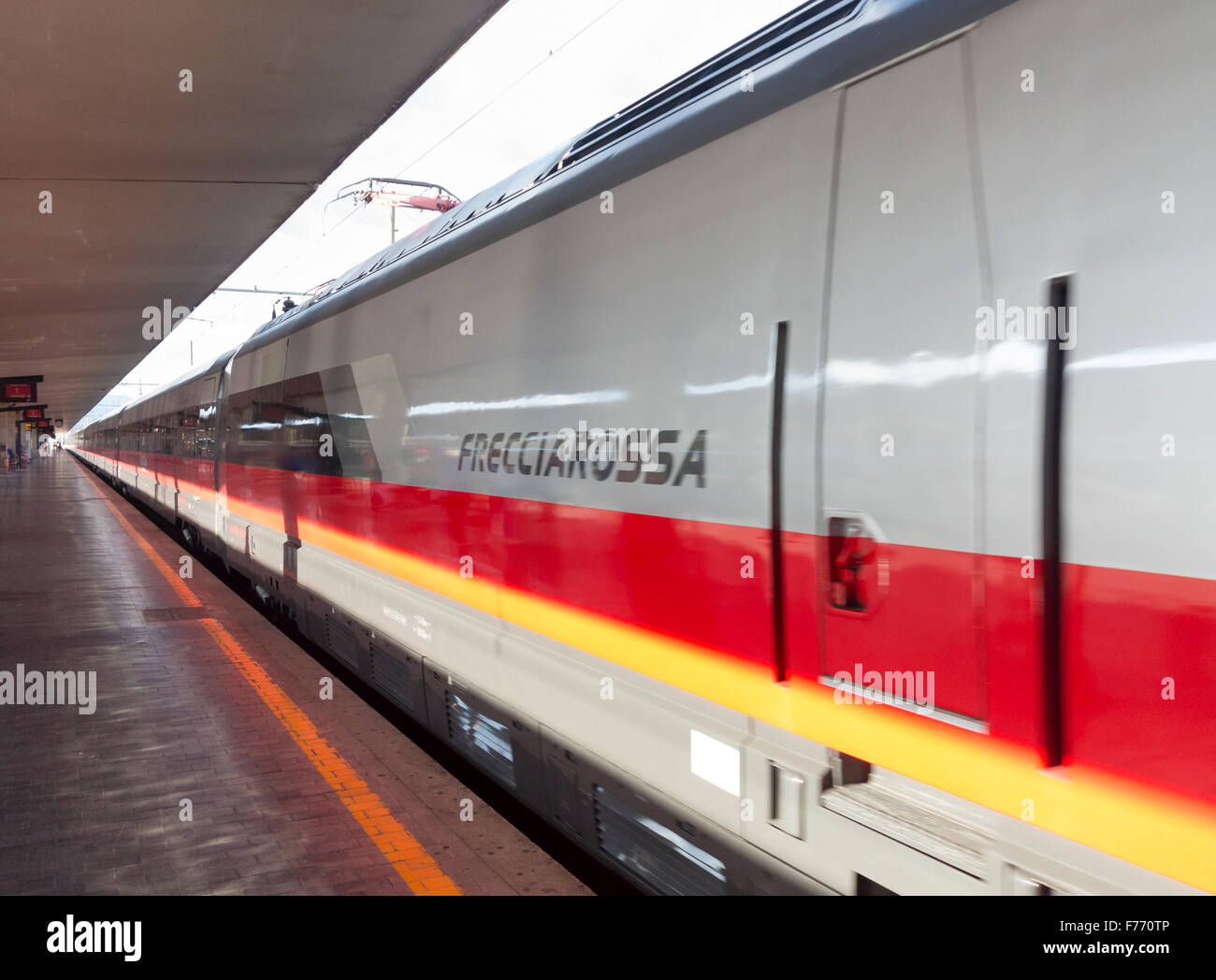 Un treno freccia rossa, Italia Foto Stock