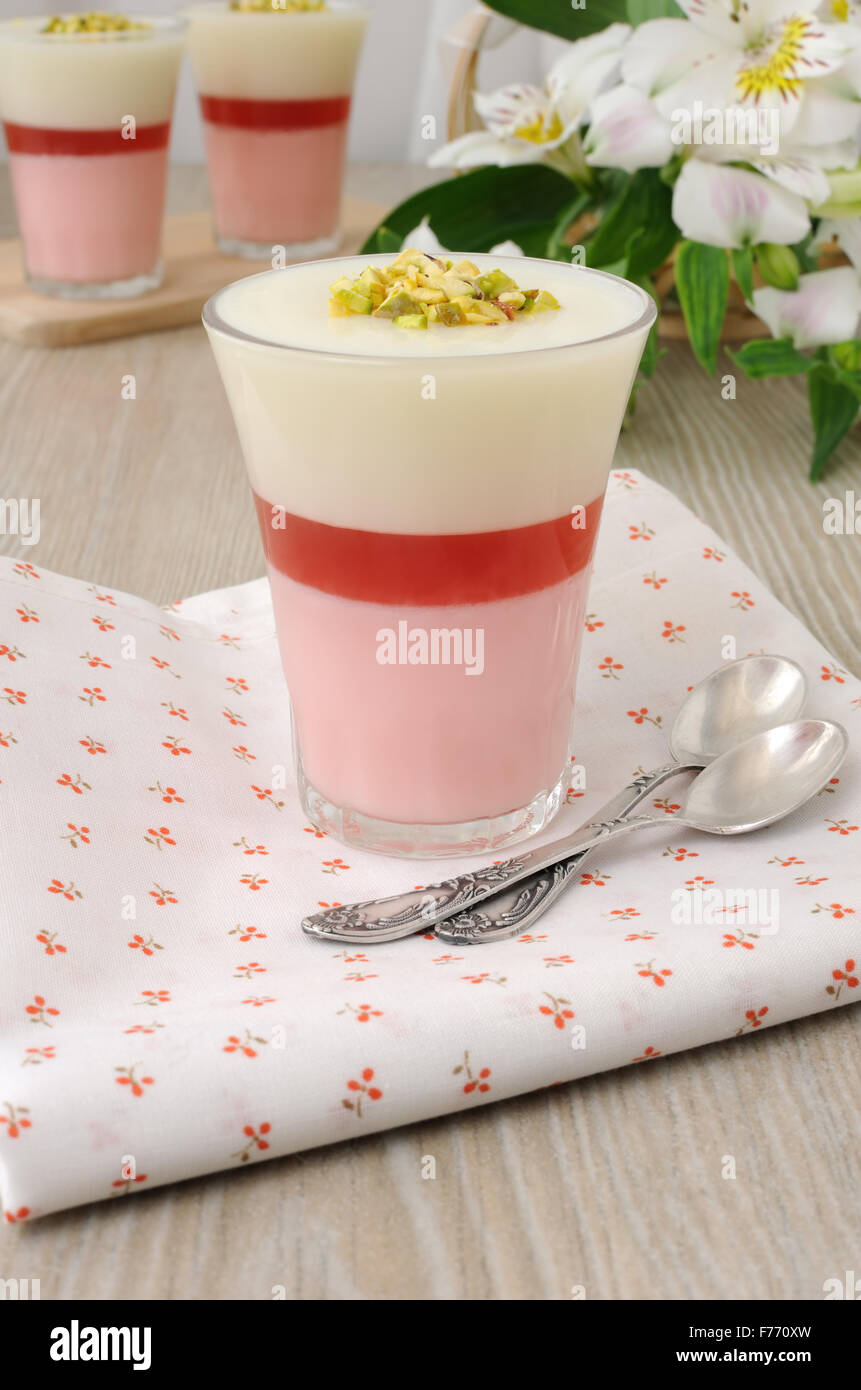 Leggero e rinfrescante di yogurt alla fragola dessert con pistacchi Foto Stock