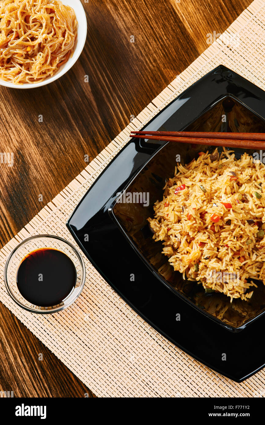 Riso Basmati con verdure sul quadrato nero piatto Foto Stock Riso Basmati con verdure sul quadrato nero piatto Foto Stock