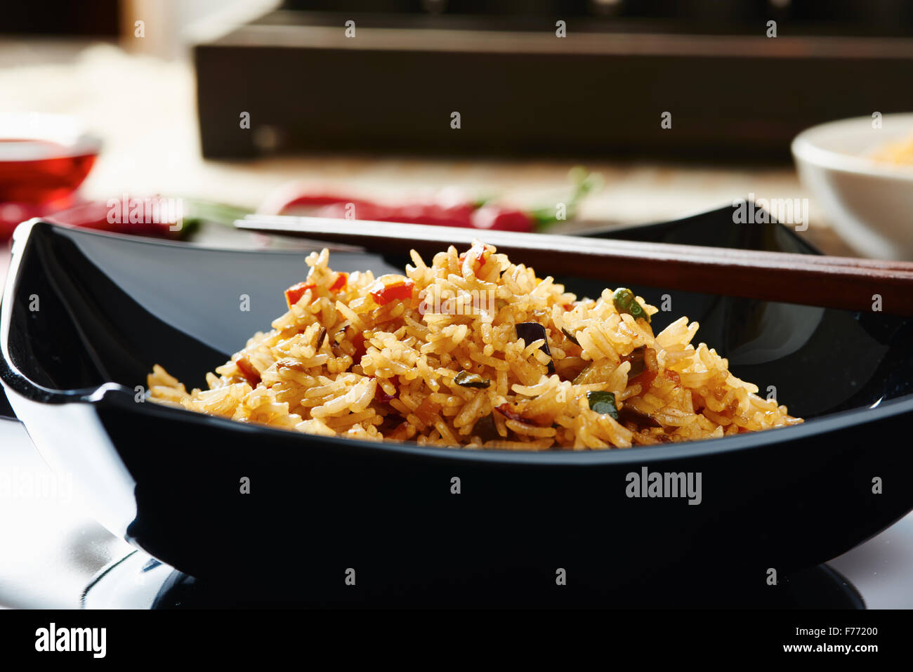 Riso Basmati con verdure sul quadrato nero piatto Foto Stock