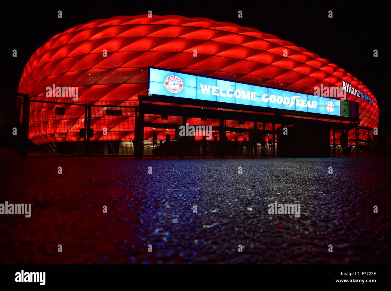 Monaco di Baviera, Germania. 25 Nov, 2015. Una scheda display sopra l'ingresso per lo stadio Allianz Arena si legge "Benvenuto" Goodyear, a Monaco di Baviera, Germania, 25 novembre 2015. Il produttore di pneumatici è il nuovo " platino " sponsor del Bayern Monaco football club. Foto: PETER KNEFFEL/DPA/Alamy Live News Foto Stock