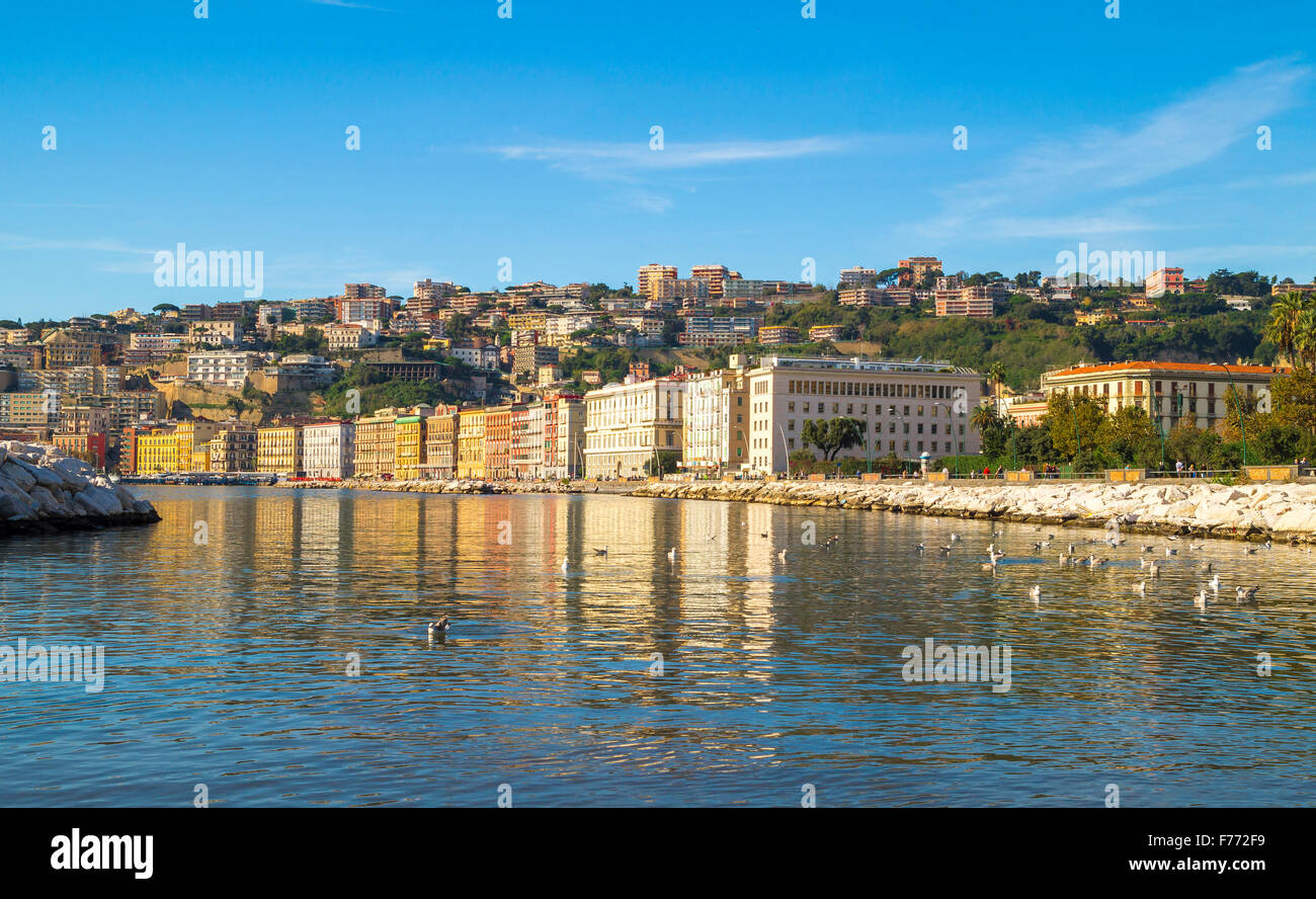 Mare Mediterraneo ed edifici resort sul lungomare - lungomare di Napoli lungo il porto turistico di Mergellina. Foto Stock