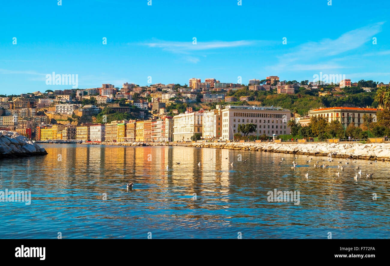 Mare Mediterraneo ed edifici resort sul lungomare - lungomare di Napoli lungo il porto turistico di Mergellina. Foto Stock