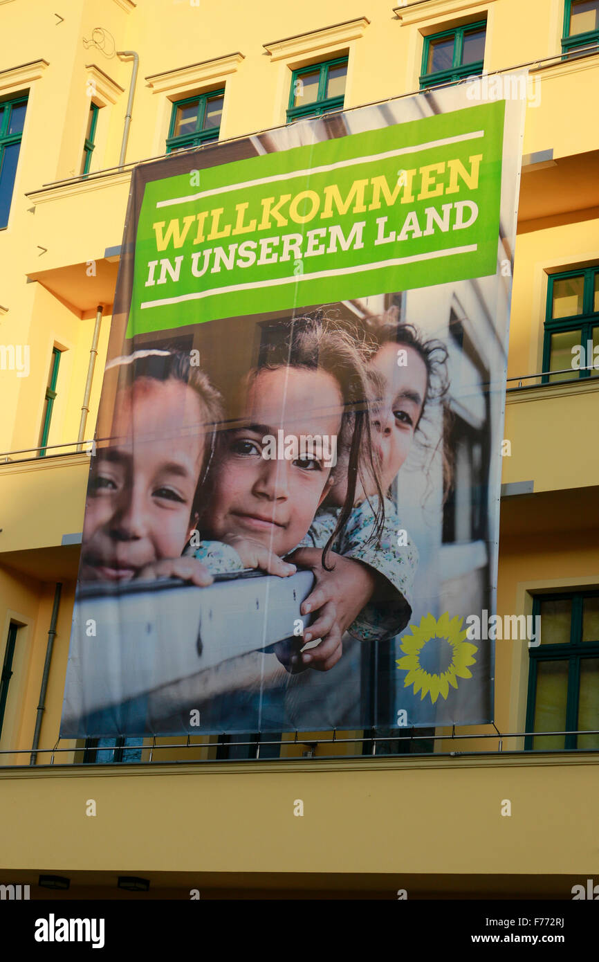 "Willkommen in unserem Land - Plakat zur 'Willkommenskultur' an der Zentrale der Gruenen, 12. Novembre 2015, Berlino. Foto Stock