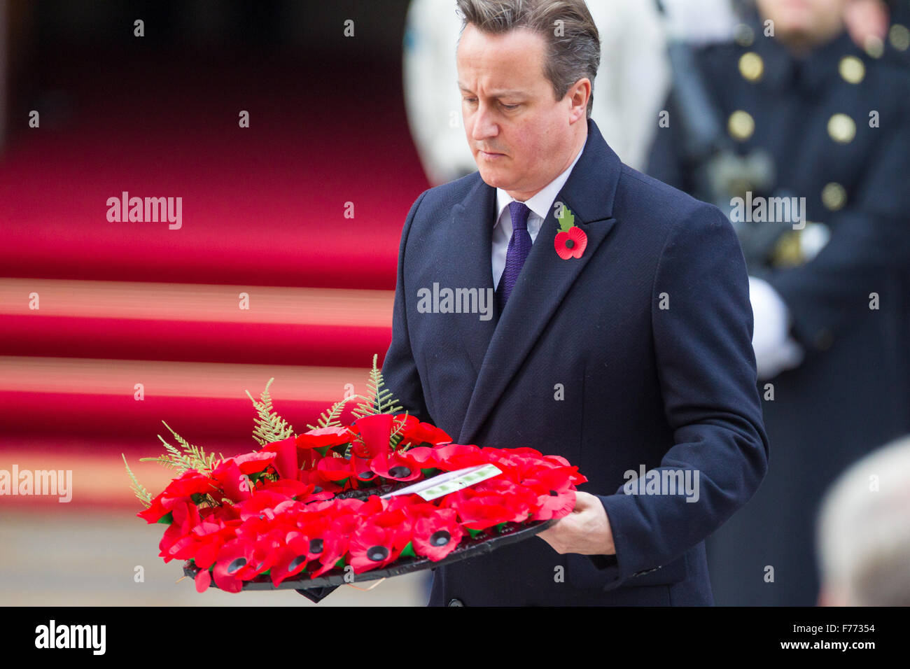 Il Primo Ministro David Cameron, circa per stabilire la sua corona al cenotafio Foto Stock