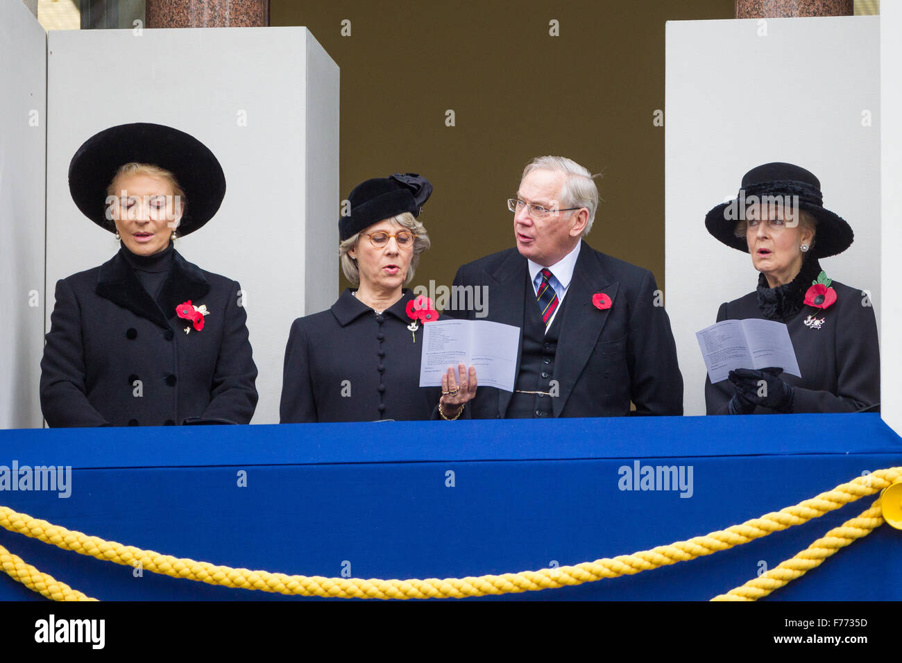 La Principessa Michael del Kent, la Duchessa e il duca di Gloucester e la Principessa Alexandra canto presso il Cenotafio cerimonia Foto Stock