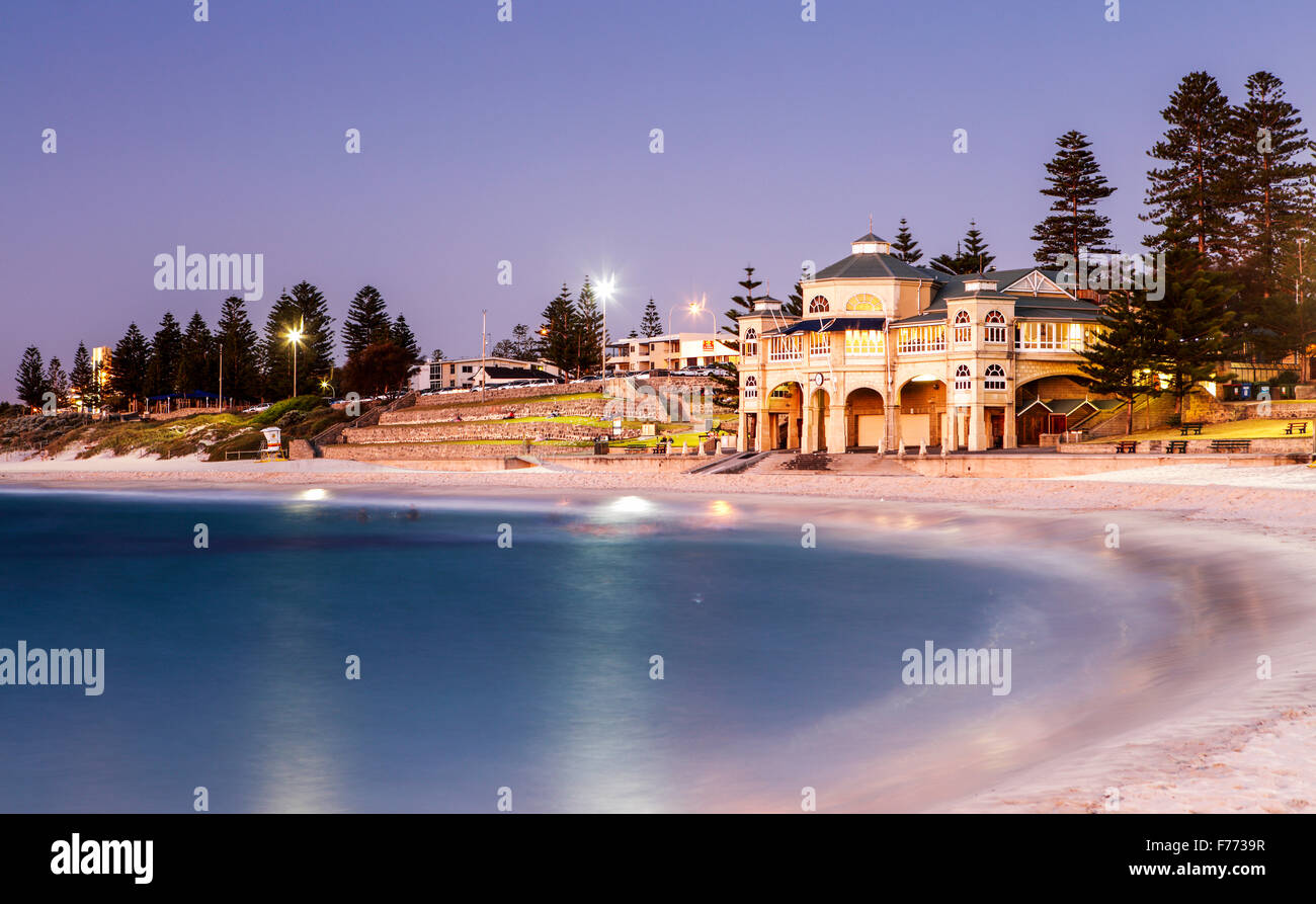 Indiana la Coffee House di Cottesloe Beach, Australia occidentale durante il crepuscolo. Foto Stock