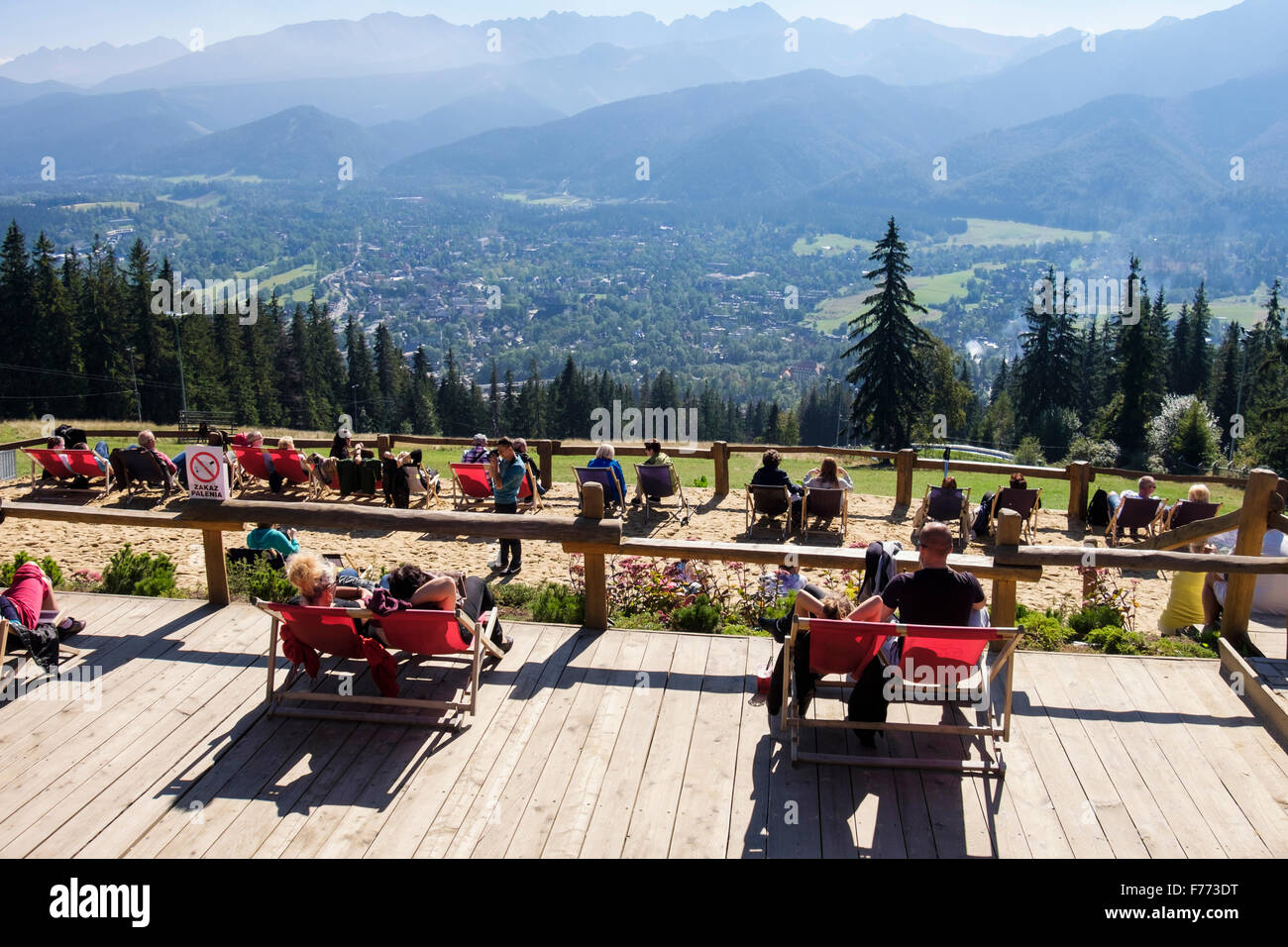 Persone godetevi il sole a prendere il sole in sedie a sdraio sul Gubałówka Mountain, Zakopane, Tatra County, Polonia, Europa Foto Stock