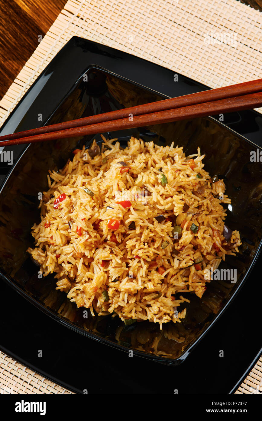 Riso Basmati con verdure sul quadrato nero piatto Foto Stock Riso Basmati con verdure sul quadrato nero piatto Foto Stock