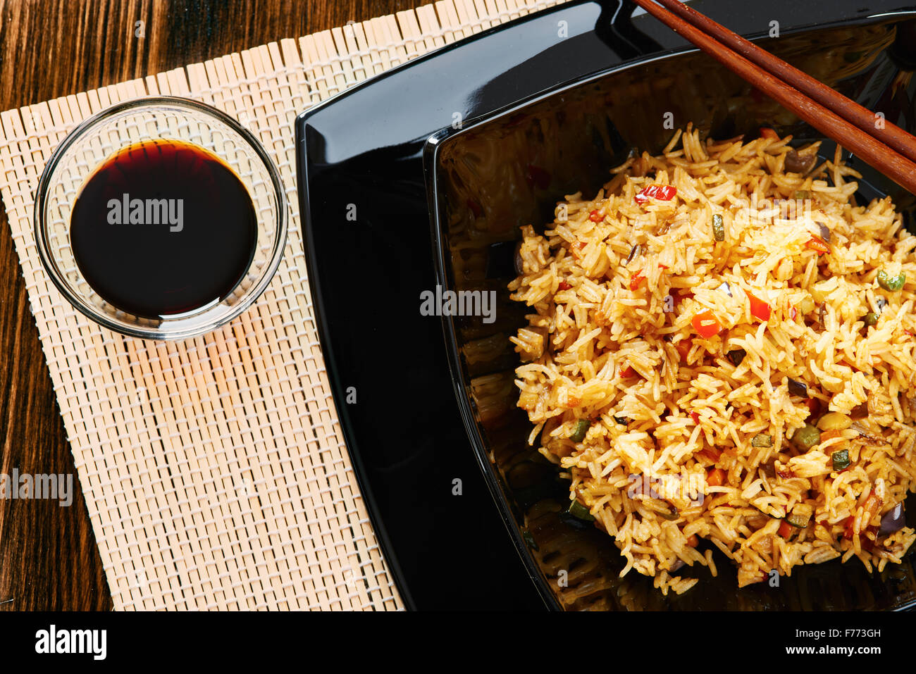 Riso Basmati con verdure sul quadrato nero piatto Foto Stock Riso Basmati con verdure sul quadrato nero piatto Foto Stock