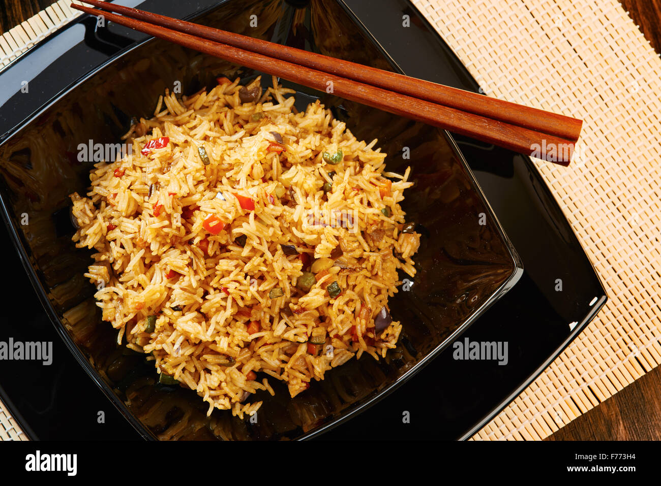 Riso Basmati con verdure sul quadrato nero piatto Foto Stock Riso Basmati con verdure sul quadrato nero piatto Foto Stock