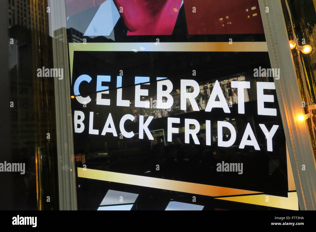 Celebrare il Black Friday Store Window segno, NYC Foto Stock