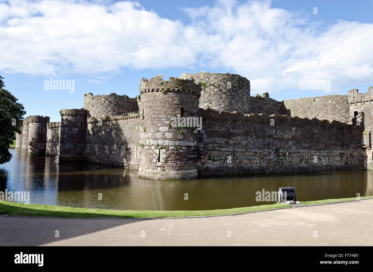 Beaumaris Castle sull'isola di Anglesey, Galles del Nord. Foto Stock