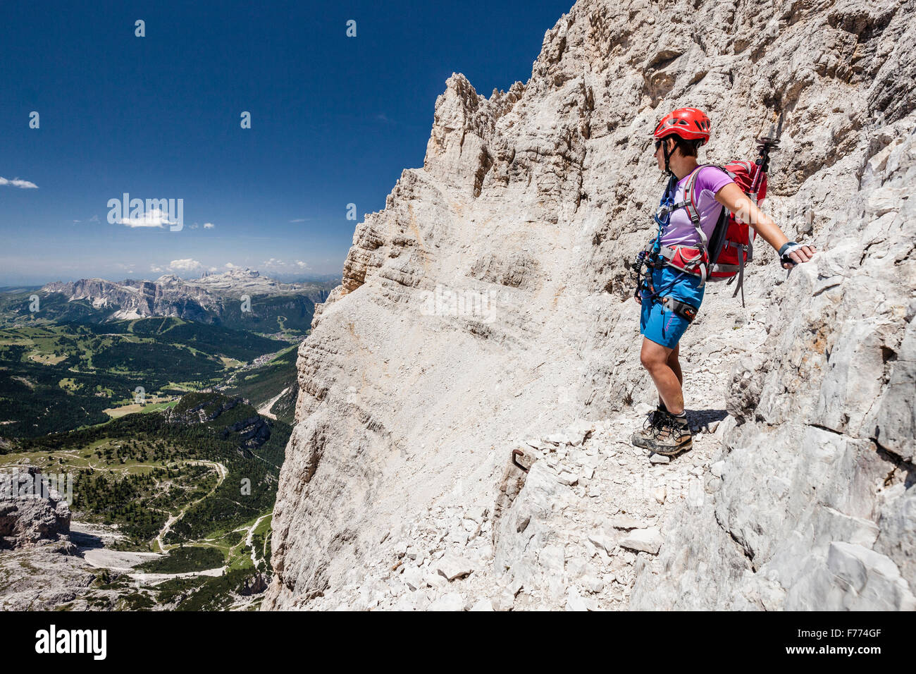 Alpinista discendente dalla Southern Fanes picco, Via Ferrata Veronesi, Sella dietro, Dolomiti, Alto Adige, Alpi, Italia Foto Stock