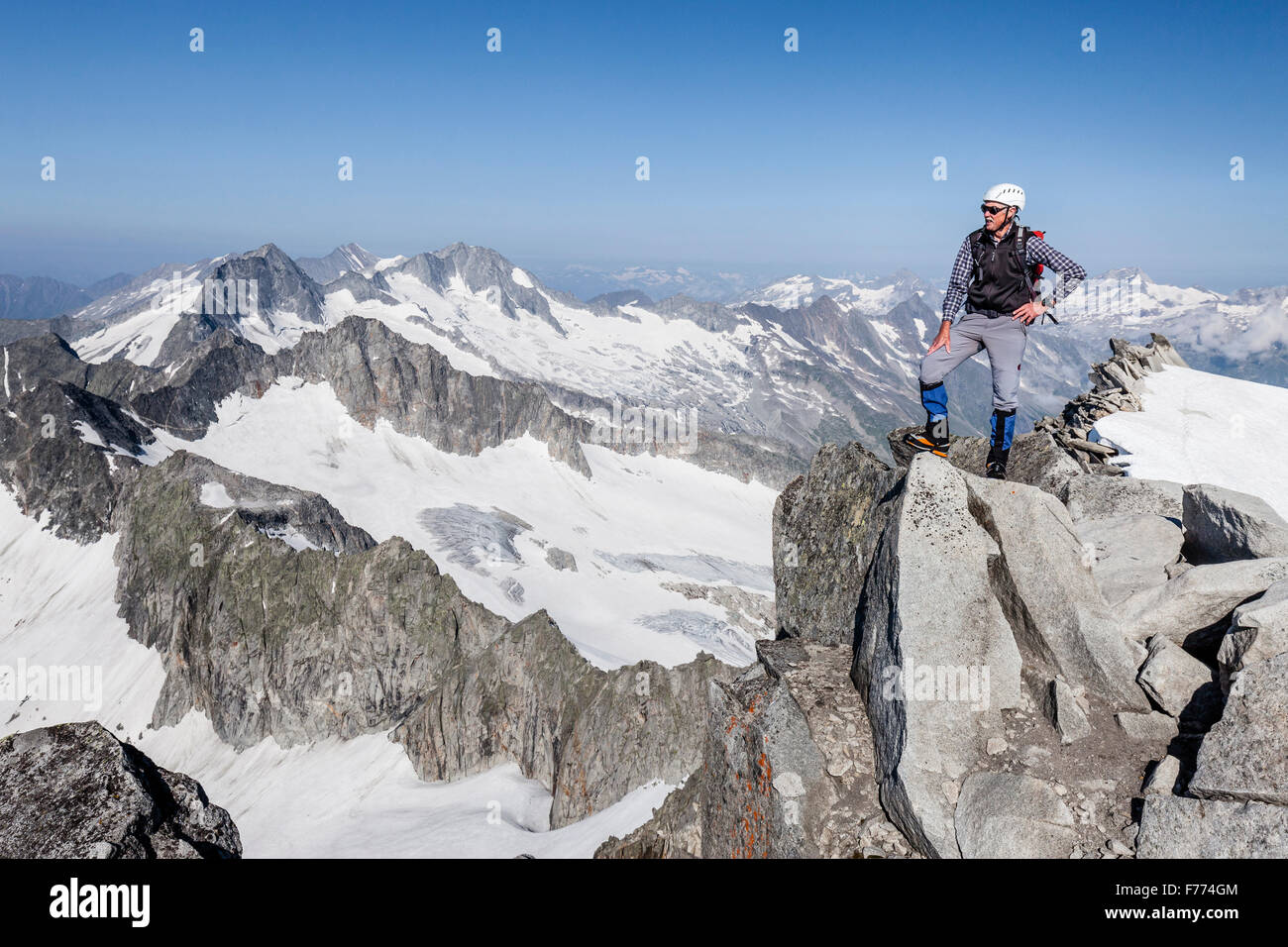 Alpinista sul vertice Schwarzenstein ridge, Turnerkamp e Möseler dietro, Alpi della Zillertal, Alto Adige, Trentino Alto Adige Foto Stock
