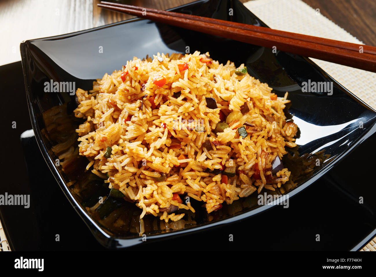 Riso Basmati con verdure sul quadrato nero piatto Foto Stock Riso Basmati con verdure sul quadrato nero piatto Foto Stock