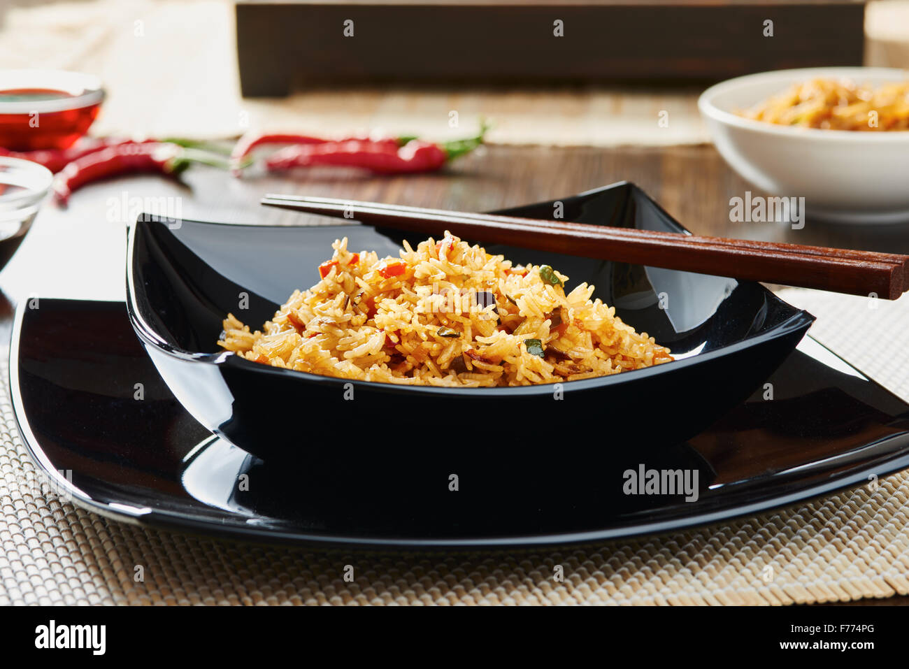 Riso Basmati con verdure sul quadrato nero piatto Foto Stock Riso Basmati con verdure sul quadrato nero piatto Foto Stock