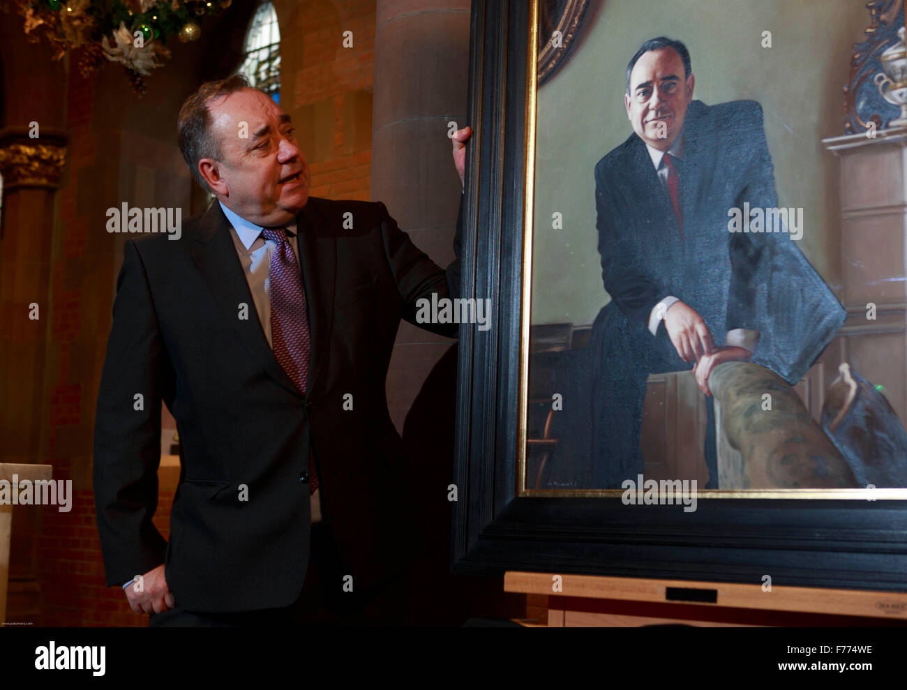 Edinburgh, Regno Unito. 26 Novembre, 2015. Un ritratto di RT Hon Alex Salmond MP MSP sul display mostra presso la Scottish National Portrait Gallery questa settimana. Il ritratto è parte di un gruppo di quattordici opere dipinte da Gerard M ustioni. Foto di Alex Salmond. Pak@ Mera/Alamy Live News. Foto Stock