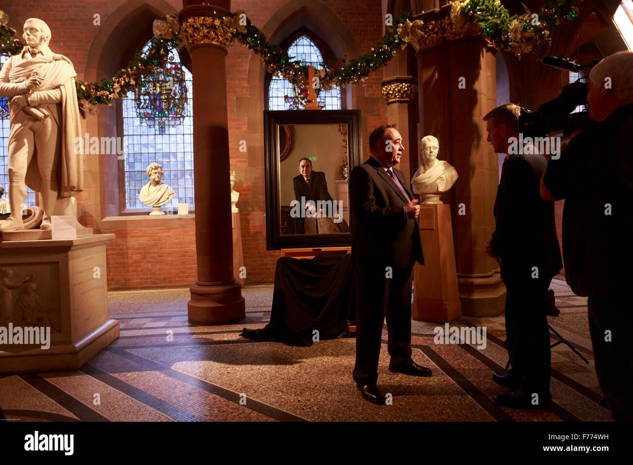 Edinburgh, Regno Unito. 26 Novembre, 2015. Un ritratto di RT Hon Alex Salmond MP MSP sul display mostra presso la Scottish National Portrait Gallery questa settimana. Il ritratto è parte di un gruppo di quattordici opere dipinte da Gerard M ustioni. Foto di Alex Salmond. Pak@ Mera/Alamy Live News. Foto Stock