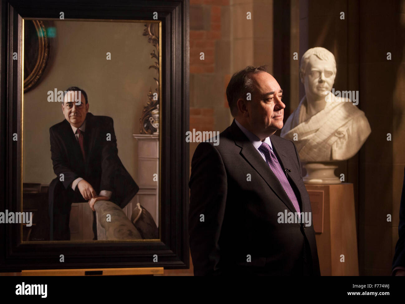 Edinburgh, Regno Unito. 26 Novembre, 2015. Un ritratto di RT Hon Alex Salmond MP MSP sul display mostra presso la Scottish National Portrait Gallery questa settimana. Il ritratto è parte di un gruppo di quattordici opere dipinte da Gerard M ustioni. Foto di Alex Salmond. Pak@ Mera/Alamy Live News. Foto Stock