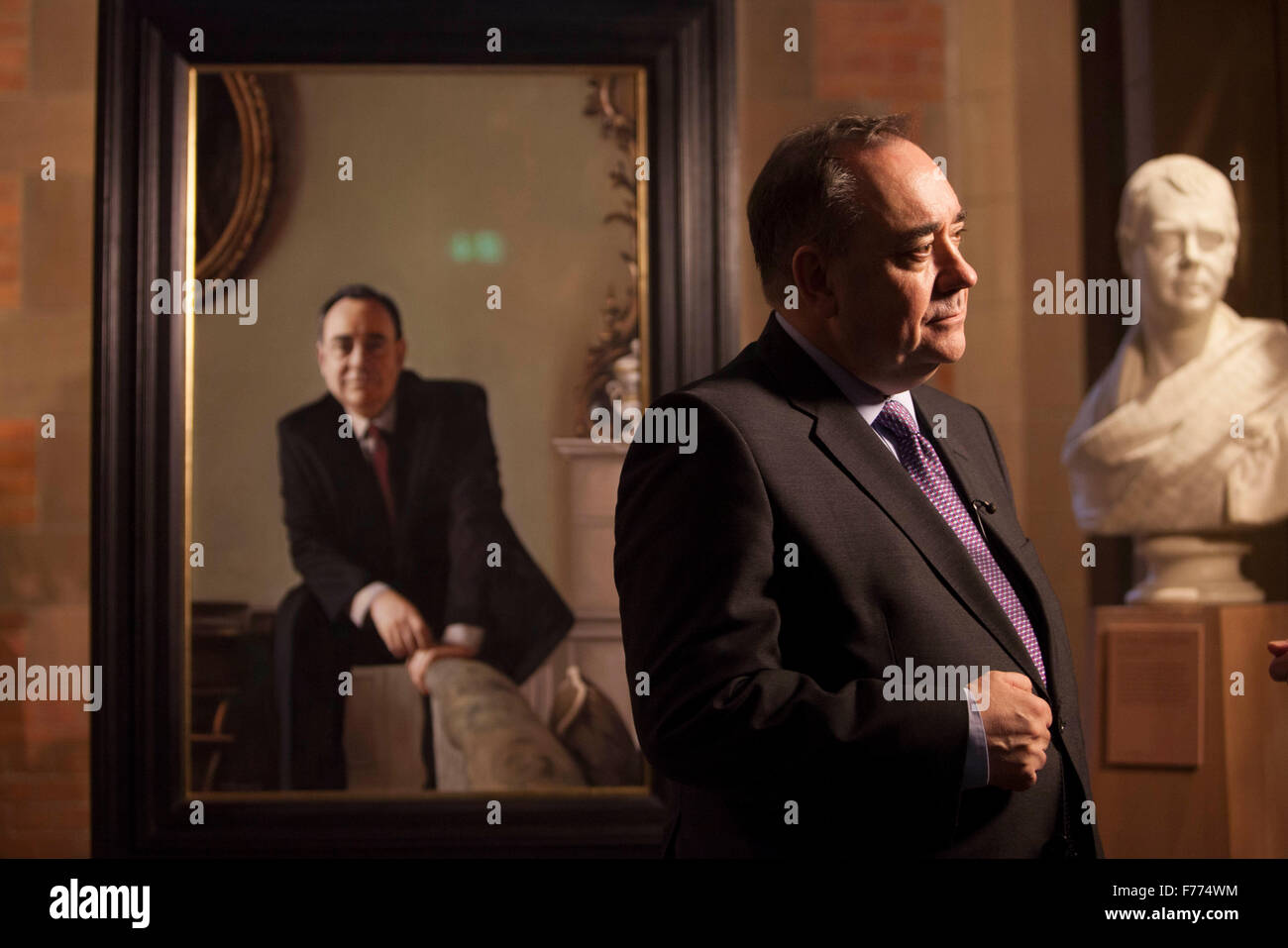 Edinburgh, Regno Unito. 26 Novembre, 2015. Un ritratto di RT Hon Alex Salmond MP MSP sul display mostra presso la Scottish National Portrait Gallery questa settimana. Il ritratto è parte di un gruppo di quattordici opere dipinte da Gerard M ustioni. Foto di Alex Salmond. Pak@ Mera/Alamy Live News. Foto Stock