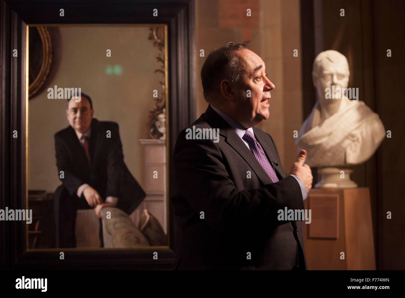 Edinburgh, Regno Unito. 26 Novembre, 2015. Un ritratto di RT Hon Alex Salmond MP MSP sul display mostra presso la Scottish National Portrait Gallery questa settimana. Il ritratto è parte di un gruppo di quattordici opere dipinte da Gerard M ustioni. Foto di Alex Salmond. Pak@ Mera/Alamy Live News. Foto Stock