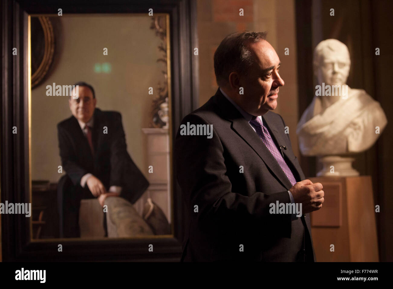 Edinburgh, Regno Unito. 26 Novembre, 2015. Un ritratto di RT Hon Alex Salmond MP MSP sul display mostra presso la Scottish National Portrait Gallery questa settimana. Il ritratto è parte di un gruppo di quattordici opere dipinte da Gerard M ustioni. Foto di Alex Salmond. Pak@ Mera/Alamy Live News. Foto Stock