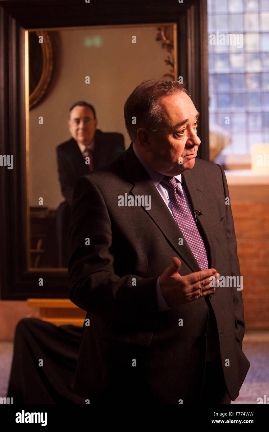 Edinburgh, Regno Unito. 26 Novembre, 2015. Un ritratto di RT Hon Alex Salmond MP MSP sul display mostra presso la Scottish National Portrait Gallery questa settimana. Il ritratto è parte di un gruppo di quattordici opere dipinte da Gerard M ustioni. Foto di Alex Salmond. Pak@ Mera/Alamy Live News. Foto Stock