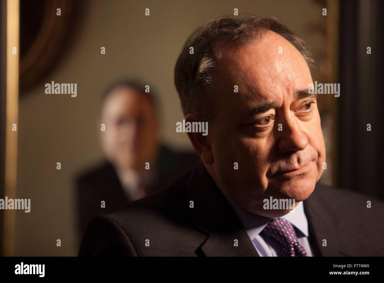 Edinburgh, Regno Unito. 26 Novembre, 2015. Un ritratto di RT Hon Alex Salmond MP MSP sul display mostra presso la Scottish National Portrait Gallery questa settimana. Il ritratto è parte di un gruppo di quattordici opere dipinte da Gerard M ustioni. Foto di Alex Salmond pak@ Mera/Alamy Live News. Foto Stock